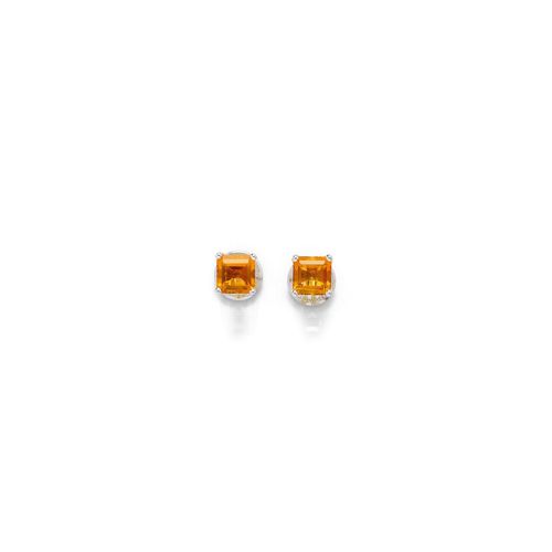 CITRINE EAR STUDS. White gold 750. Casual ear studs, each set with 1 square-cut citrine of ca. 8 x 8 mm, set in a four-prong chaton. With copy of the invoice.