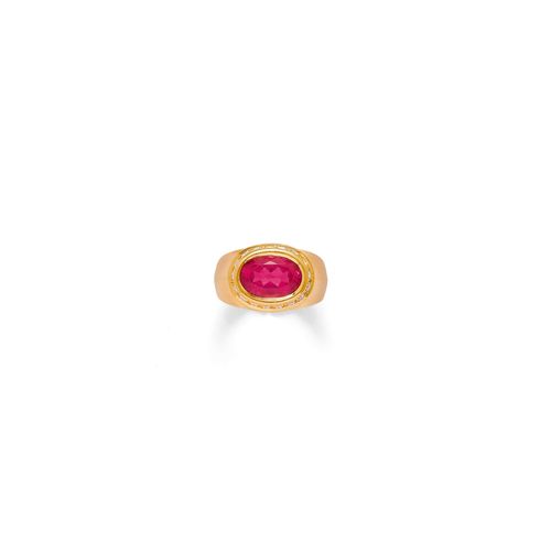 RUBELLITE, DIAMOND AND GOLD RING. Yellow gold 750, 16g. Decorative band ring, the top set with 1 oval rubellite weighing ca. 3.50 ct and additionally decorated with 17 brilliant-cut diamonds weighing ca. 0.30 ct. Size ca. 56.