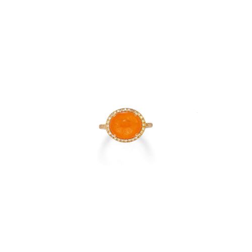 SPESSARTINE AND DIAMOND RING. Yellow gold 750. Decorative ring, the top set with 1 oval spessartine cabochon weighing ca. 9.10 ct, the setting and the ring shoulders decorated with numerous brilliant-cut diamonds weighing ca. 0.30 ct. Size ca. 55.