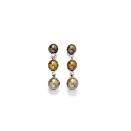 TAHITI PEARL AND DIAMOND EAR PENDANTS. White gold 750. Decorative ear studs, each of 1 flexible line of 3 Tahiti cultured pearls in different shades of colour and of 10 to 12.5 mm Ø, each with 2 brilliant-cut diamond intermediate links, weighing ca. 0.30 ct in total. L ca. 4.3 cm.