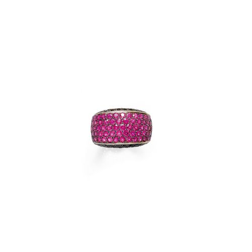 RUBY AND SAPPHIRE RING. White gold 750. Attractive ring, the cushion-shaped top set throughout with 83 rubies weighing ca. 6.00 ct, the sides set with 46 black sapphires weighing ca. 2.80 ct. Size ca. 53.