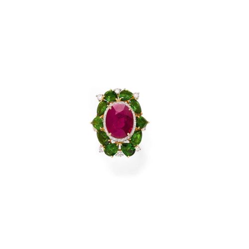 RUBY, CHROME DIOPSIDE AND DIAMOND RING. Pink and white gold 750. Attractive ring, the top set with 1 treated, oval ruby weighing ca. 8.20 ct within a border of brilliant-cut diamonds, framed by 10 drop-cut chrome diopsides weighing ca. 7.40 ct and 6 brilliant-cut diamonds.  The ring shoulders additionally decorated with numerous brilliant-cut diamonds. Total diamond weight ca. 1.50 ct. With size adjustment insert in white gold. Size ca. 54.