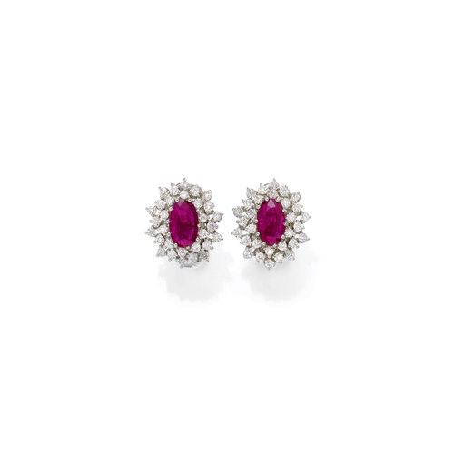 RUBY AND DIAMOND EAR CLIPS. White gold 750. Classic-elegant ear clips, each set with 1 oval ruby, untreated, weighing ca. 4.17 ct in total, within a border of numerous brilliant-cut diamonds weighing ca. 2.45 ct in total. With GRS Report Nos. GRS2013120483 and 120482, December 2013.