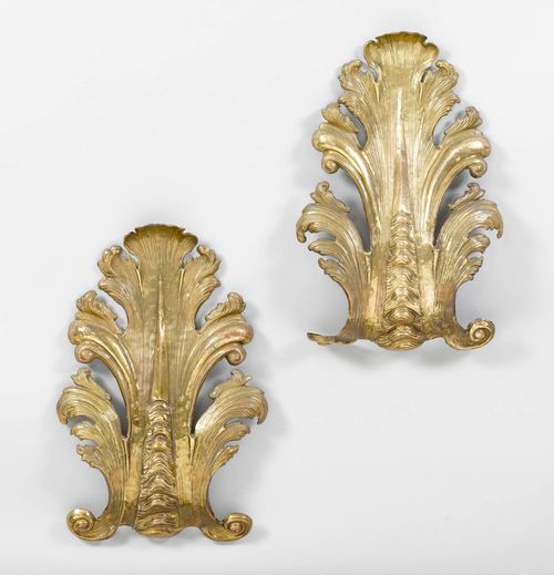 PAIR OF ACANTHUS LEAF SCONCES,Baroque, 18th century. Chased copper. Verso with 3 lamp fittings. 58x37 cm. Associated.
