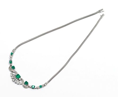 EMERALD AND DIAMOND NECKLACE, ca. 1960. White gold 750, 29g. Classic-elegant snake necklace, the front set with 7 fine, graduated Columbian emeralds weighing ca. 1.80 ct, 3 square-cut diamonds and 40 brilliant-cut diamonds and single-cut diamonds. Total diamond weight ca. 1.50 ct. L ca. 40 cm.