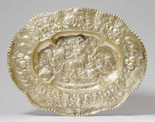 OVAL DECORATIVE PLATTER,probably Southern Europe, 19th century. Chased surface, with a depiction of a battle scene. L 69 cm, 1500 g.