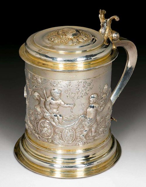 TANKARD WITH LID. Germany, circa 1700.Parcel gilt. Chased and embossed on all sides. H 23 cm. 1280 g.