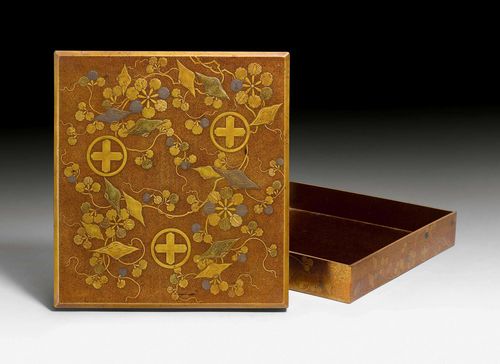A SUZURIBAKO DECORATED WITH FLOWERS IN HIRAMAKIE. Japan, 19th c. 24x22.5 cm. Writing set lost.