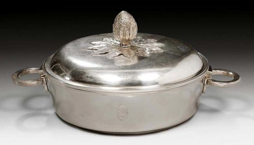 TUREEN WITH LID. Germany, ca. 1820. With maker's mark MT. Handles removable on both sides. With engraved, crowned monogram. Gilt interior. D 22.5 cm. 1730 g.