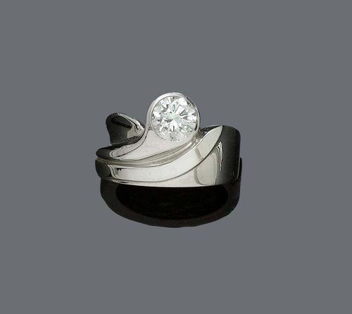 DIAMOND AND GOLD RING. White gold 750. Casual-elegant band ring, the asymmetrical top set with 1 collet set brilliant-cut diamond of ca. 1.54 ct, ca. F/ Lr-VVS. Size ca. 57. With copy of invoice of the brilliant-cut diamond from Bucherer, 1987.