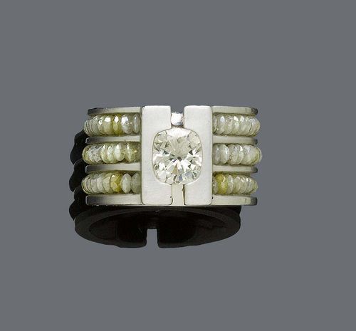 DIAMOND RING, VONRÜTI DESIGN. White gold 750. Very fancy, broad band ring, of 3 rows of facetted diamond rondelles, the top set with 1 old-european-cut diamond, cushion-cut, of ca. 2.31 ct, ca. slightly coloured/VVS2. Size ca. 55. Matches the previous lot. With copy of invoice.