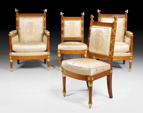 PAIR OF BERGEREN AND 1 PAIR OF CHAIRS "AUX FAISCEAUX ROMAINS",Consulat/Empire, Paris circa 1800/1805. Shaped and finely carved mahogany, also parcel gilt. With column legs at the front "à motif de carquois" and sabre legs at the back. The backrests with "fasces" at the sides. With fine light beige silk covers with Empire pattern. Bergèren 60x44x46x103 cm, Chairs 46x44x47x99 cm. Provenance: from a French collection .