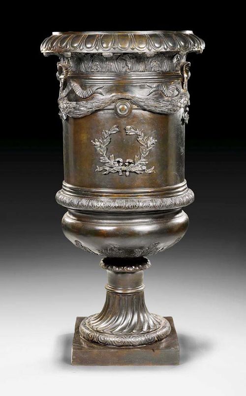 PAIR OF IMPORTANT BURNISHED BRONZE VASES "AUX GUIRLANDES",Empire/Restauration, Paris circa 1810/30. H 167 cm. Provenance: - Formerly a castle collection, South of France. - from a French collection .