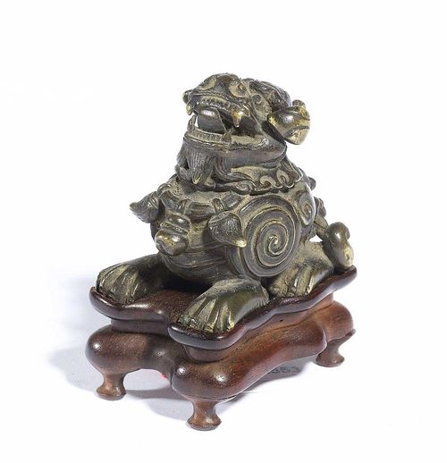 A CUTE MINIATURE FIGURE OF THE MYTHICAL BEAST LUDUAN CAST IN BRONZE. China, 18th c. Height 4.8 cm.