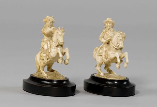 PAIR OF KNIGHTS,19th century. Carved bone. Mounted on a horse. On an oval wooden plinth. H 8.5 cm.
