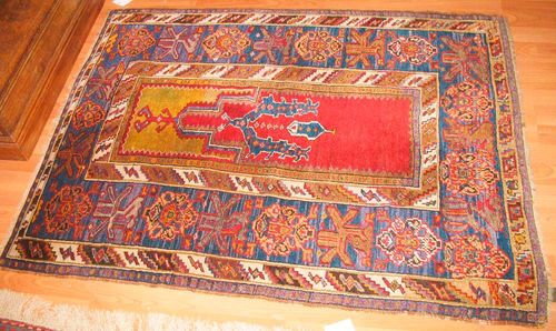 ANATOLIAN PRAYER antique.Red mihrab with yellow spandrels, broad border in blue with star motifs, good condition, 130x98 cm.