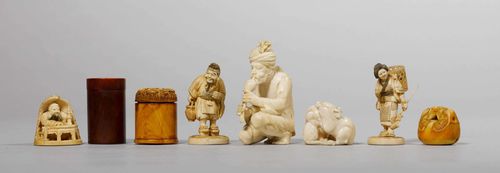 EIGHT SMALL IVORY CARVINGS. Japan and India, 19th and 20th c., heights 2.5-8 cm. a) Two mice, very minor damage. b) Striding man, signed. c) Man reading in a niche. d) Flute player, minor damage. e) Cylindrical box. f) Netsuke with dragon heads. g) Cylindrical box with carved dragon. h) Woman with basket and rake. (8)