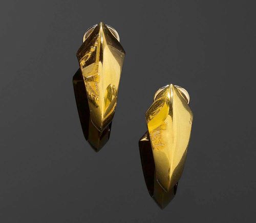 GOLD CLIP EARRINGS, POMELLATO. Yellow gold 750, 22g. Modern creole clip earrings with a profiled centre line. Signed Pomellato.