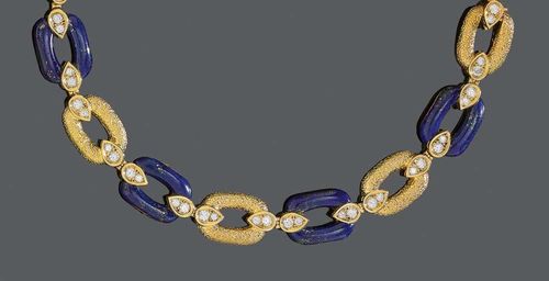 DIAMOND, LAPIS LAZULI AND GOLD BRACELET, VAN CLEEF & ARPELS, 1980s. Yellow gold 750. Very decorative bracelet of four oval, textured gold links and four links adorned with lapis lazuli. The links are connected to one another by droplet-shaped ornaments set with brilliant-cut diamonds totalling ca. 1.90 ct. Signed Van Cleef & Arpels No. B2004L8, L ca. 19 cm. Can be combined with the two following lots to form a necklace.