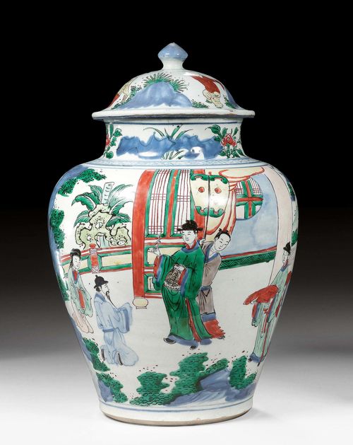 A COVERED VASE WITH WUCAI DESIGN OF AN OFFICIAL RECEIVING PETITIONERS. China, transitional (ca. 1650), height 40 cm. One crack, two chips.