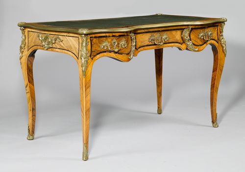 BUREAU PLAT,in the style of Louis XV, France, ca. 1900. Rosewood, inlaid with dark fillets. Rectangular, curved top with a green leather lining. Front with 3 drawers, curved legs. Bronze mounts and sabots. 135x79x80 cm. 1 key.