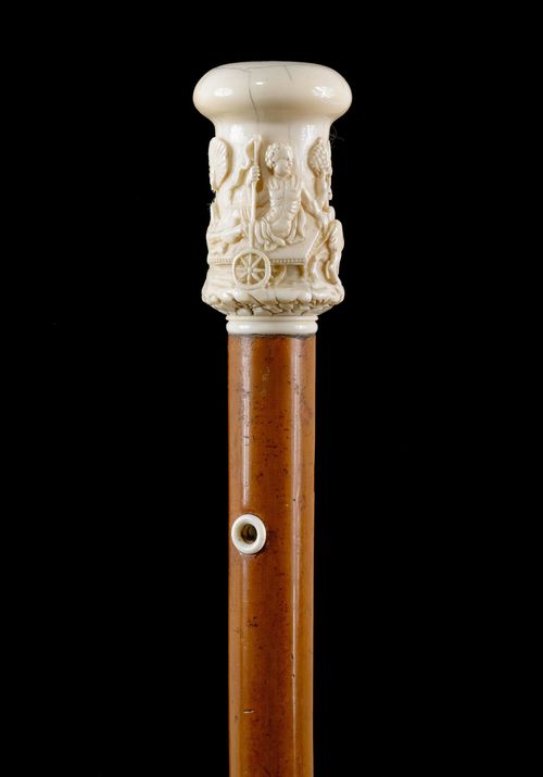 WALKING STICK WITH IVORY GRIP,19th century. Solid ivory grip with antiqued depiction of a boy on a chariot drawn by 2 panthers. Malacca wood stick with ivory eyelet and horn tip. L 91.2 cm.