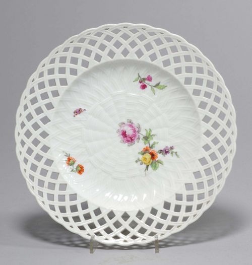 PLATE WITH PIERCED RIM,Berlin, Royal Porcelain Manufactory, late 18th century. Painted with bouquets of flowers. Underglaze blue sceptre mark. D 23.2 cm.