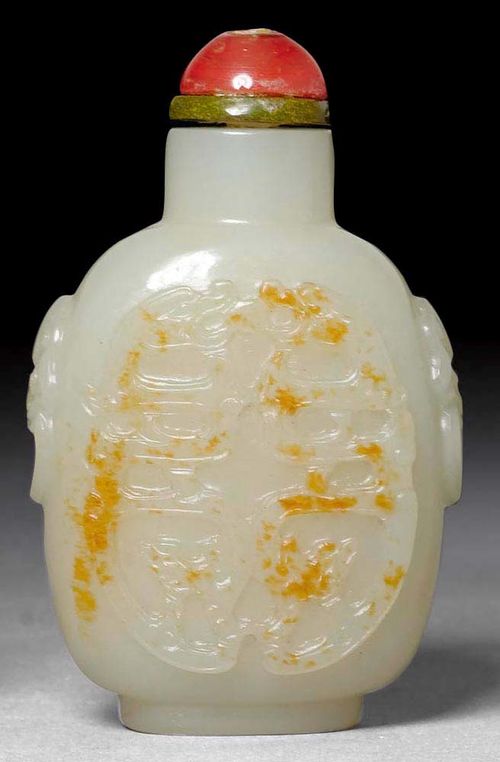 SNUFF BOTTLE.China, 19th/20th  century. H 6.5 cm. Celadon-coloured jade with rust red speckles, relief carved with dragon. Glass stopper.