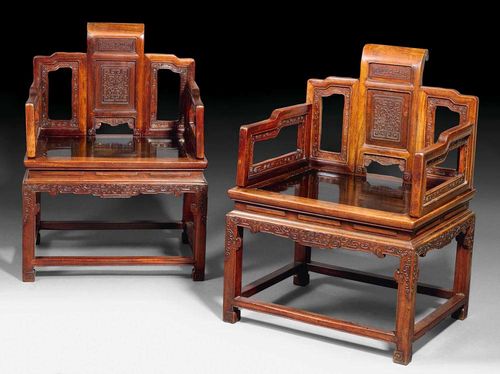 PAIR OF CHAIRS (FUSHOUYI).China, mid Qing-dynasty, H 93 cm. Hongmu. With lacquered seat area. Backrest and armrests can be dismantled.
