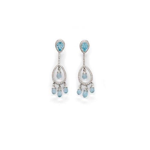 TOPAZ AND DIAMOND EARRINGS. White gold 750. Each set with 1 pear-shaped topaz, 4 blue topaz briolettes and multiple brilliant-cut diamonds. Total weight of the topazes ca. 16.00 ct and total weight of the diamonds ca. 1.20 ct. L ca. 5.8 cm.