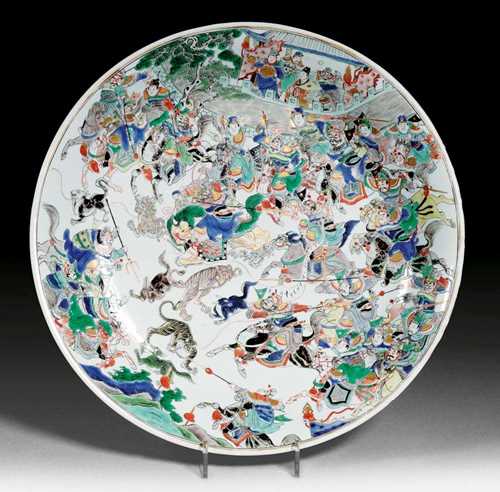 LARGE ROUND DISH.China, 19th century D 51.5 cm. Lively decoration in Famille Verte colours with gold with depiction of a theatre scene. Gold somewhat rubbed, with minor chips to edge.
