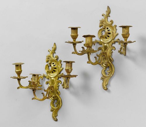 PAIR OF SCONCES,Louis XV style. Gilt bronze. 3 curved light branches on a pierced, leaf-shaped wall plate, decorated with rocailles. H 33 cm.