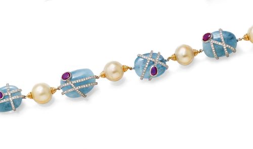 AQUAMARINE, PEARL, RUBY AND DIAMOND BRACELET. White gold 750. Very attractive bracelet of 4 gold-coloured South Sea cultured pearls of ca. 15 mm Ø, and 4 baroque aquamarines weighing 146 ct in total, surrounded by diamond-set band motifs weighing ca. 1.30 ct and additionally decorated with 1 ruby each, weighing ca. 3.00 ct in total. L ca. 21 cm.