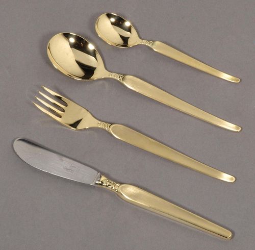 GOLD CUTLERY SET. 14 carat yellow gold. Solingen, 20th century.Dragon. Comprising: 12 table spoons, 12 table knives (stainless steel blades), 12 table forks and 12 coffee spoons. Total weight (without knives) 2000 g.