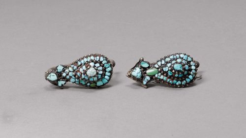PAIR OF EARRINGS.Tibet, old, L 7 cm. Large silver rings, the drop-shaped fronts have three-point crowns inlaid with turquoise. One earring with chain to fasten in hair. Min. damage. (2)