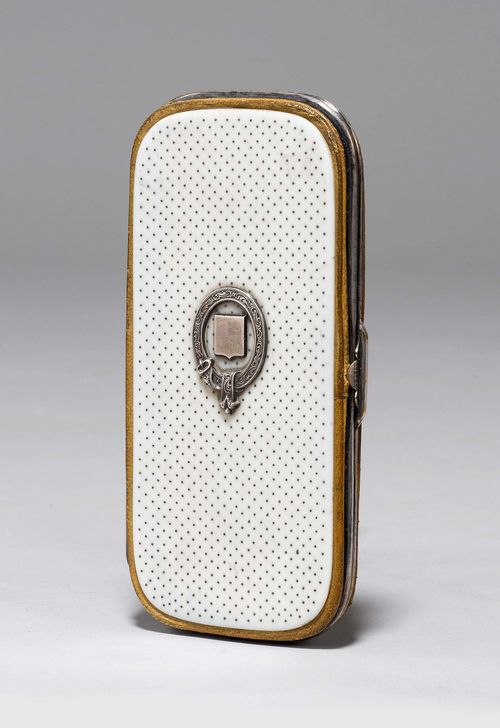 SPECTACLE CASE, late Louis XVI, 19th century. Ivory and silver. Rectangular, hinged case with rounded corners. The walls with a medallion and a blank coat-of-arms. 14.5 x 6.8 cm.