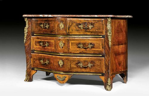 COMMODE, Regence/Louis XV, in the style of F. MONDON (Francois Mondon, 1694-1770), Paris circa 1710/30. Tulipwood, purpleheart and rosewood in veneer, inlaid with fillets and reserves. The front with 3 drawers with brass traverse, the top drawer divided into 2. Fine gilt bronze mounts and sabots. Profiled "Rouge Royal" top. Restoration required. 130x85x85 cm.