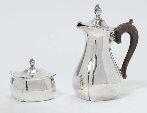 COFFEE POT WITH SUGAR BOWL, Amsterdam, 1st half of the 20th century. Manufactory mark: Bonebakker & Zoon. Associated. Slightly curved and rounded form. Finial designed as a stylised blossom. Curved, bone handle. H of the coffee pot ca. 22 cm, total weight 1020g.