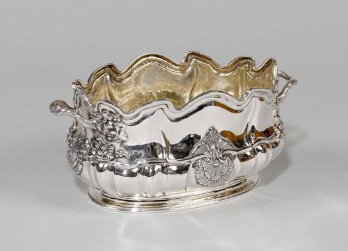 JARDINIÈRE, 20th century. Oval vessel with curved rim. Walls decorated with shells and blossoms. On a short, matching foot. 23.5 x 16 cm, 1125 g.