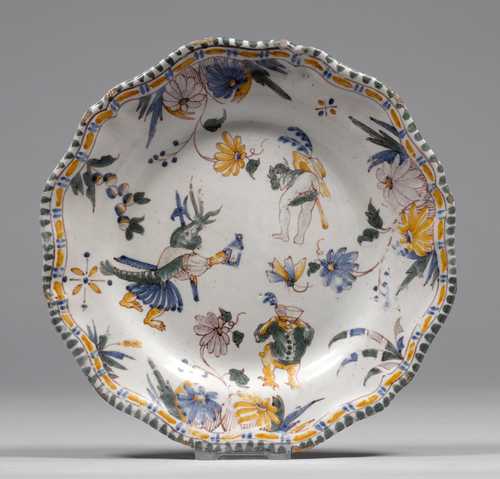 FAIENCE PLATE WITH GROTESQUE DECORATION,