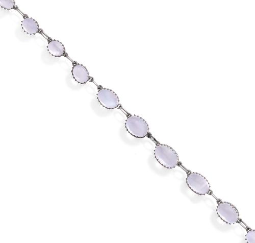 MOON STONE AND SILVER NECKLACE, ca. 1950. Silver. Decorative necklace of 24 oval moon stones, graduated from 8 x 5 to 13 x 8 mm, in multiprong chatons. L ca. 43 cm.