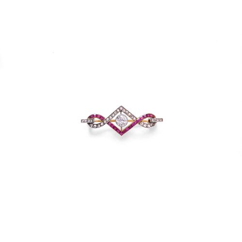 RUBY AND DIAMOND BROOCH, ca. 1900. Platinum and yellow gold. Decorative, small brooch, the centre set with 1 old European cut diamond weighing ca. 0.25 ct, set throughout with 19 small square-cut rubies and 28 rose-cut diamonds.  Ca. 3 x 1.3 cm.