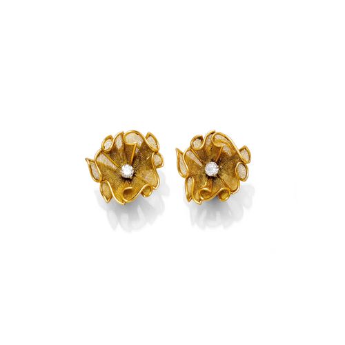 GOLD AND DIAMOND CLIP EARRINGS, ca. 1960. Yellow gold 750, 10 g. Blossom-shaped, gold clip earrings, each set with 1 brilliant-cut diamond, total diamond weight ca. 0.40 ct. The petals of braided gold. Engraved Van Cleef & Arpels 63578.