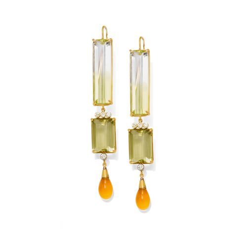 CITRINE AND DIAMOND EARRINGS. Yellow gold ca. 700. Each set with 1 bicolour, citrine rectangle of ca. 35 x 10 and 1 citrine rectangle of 17 x 12 mm, and 1 pear-cut citrine of ca. 12 x 8, and additionally decorated with a total of 8 brilliant-cut diamonds weighing ca. 0.20 ct. L ca. 9.3 cm.