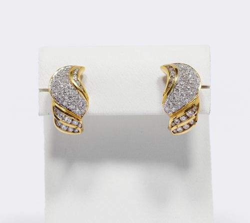 DIAMOND AND GOLD CLIP EARRINGS. Yellow gold 750, 11 g. Designed as stylised leaves, set throughout with a total of 68 brilliant-cut diamonds weighing ca. 1.30 ct.
