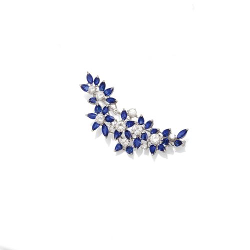 SAPPHIRE AND DIAMOND BROOCH, ca. 1960. White gold 750. Designed as a blossom set with 10 brilliant-cut diamonds weighing ca. 1.20 ct and 30 pear-cut and marquise-cut sapphires weighing ca. 2.50 ct. L ca. 5 cm. With case signed Faraone Milano.