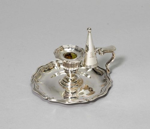 NIGHT LIGHT,Sheffield 1838/39. Maker's mark: IW. Curved. Matching nozzle with drip plate. Engraving on the extinguishing cap, mirror and drip plate. Requires repair. D 14.5 cm, 285 g.