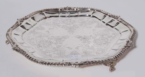 FOOTED PLATTER. London, 1789. Maker's mark John Wren. 6-edged platter on 4 paws. Folded border, profiled and gadrooned surround, acanthus leaves on the peripheral zone. Mirror with ornamental floral engraving. D 34.5 cm. 1300g.