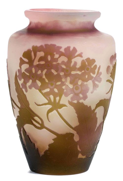 EMILE GALLE VASE, c. 1900 Pink glass overlaid in violet and green with etched decoration. Signed Gallé. H. 12 cm.