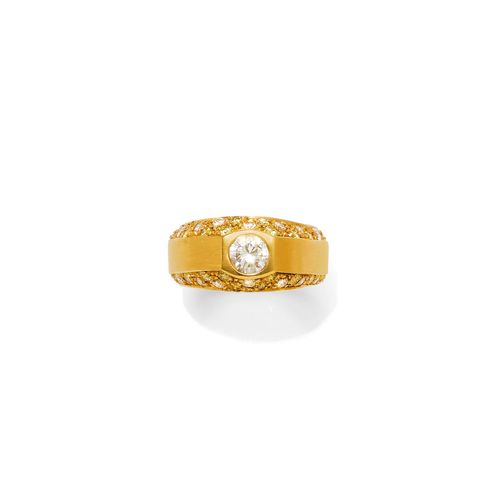 DIAMOND RING. Yellow gold 750. Matte-finished ring, set with 1 brilliant-cut diamond weighing ca. 0.45 ct, and set throughout with 30 white and yellow brilliant-cut diamonds weighing ca. 0.90 ct. Size ca. 54.